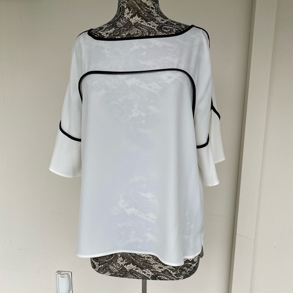 Calvin Klein Tops - Calvin Klein 3/4 sleeve cream blouse with black accents. Size XL